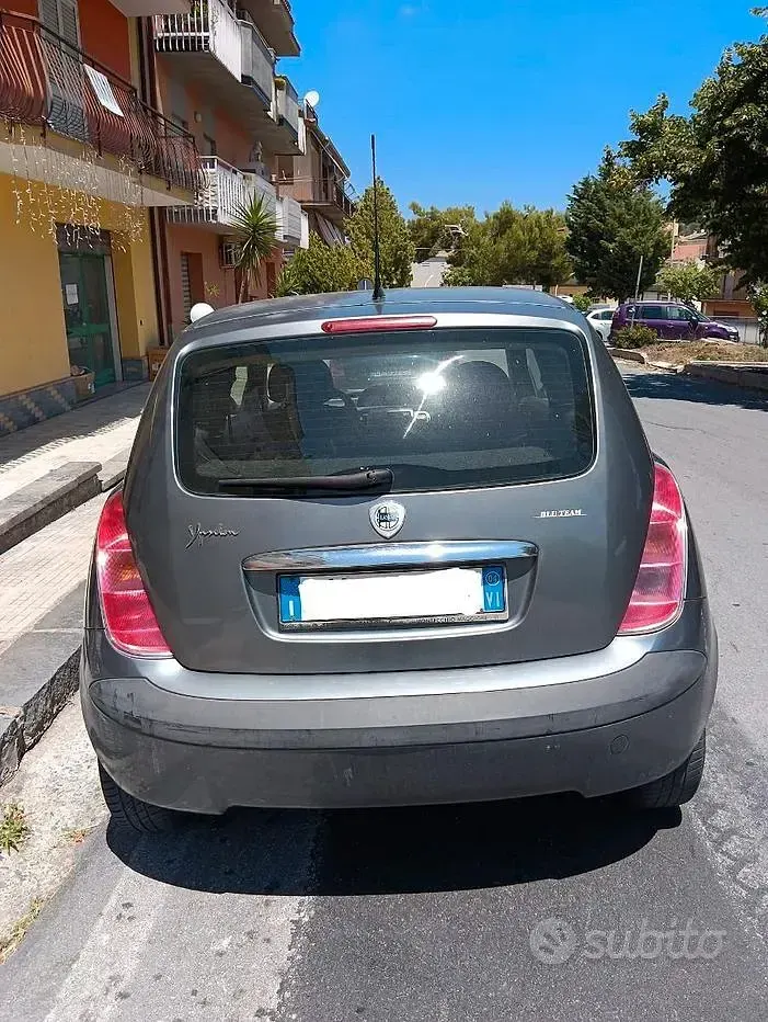 Usata Lancia Ypsilon 80 CV (58 kW) 2004 Grigio Utilitaria