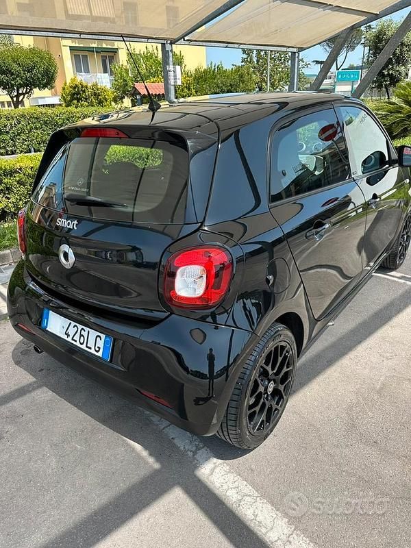 Usata Smart ForFour Prime 71 CV (52 kW) 2015 Nero Utilitaria