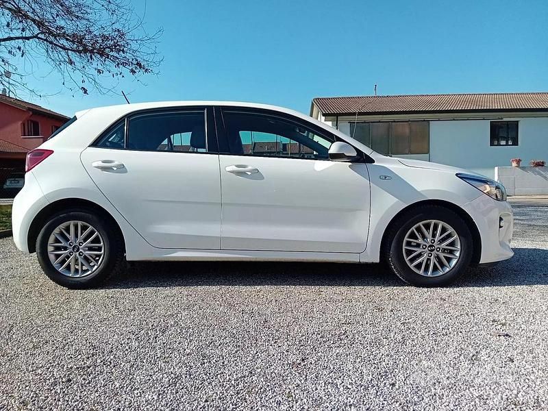Usata Kia Rio 84 CV (61 kW) 2017 Bianco Berlina