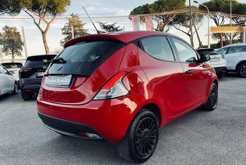 Usata Lancia Ypsilon Silver 69 CV (50 kW) 2015 Rosso Utilitaria