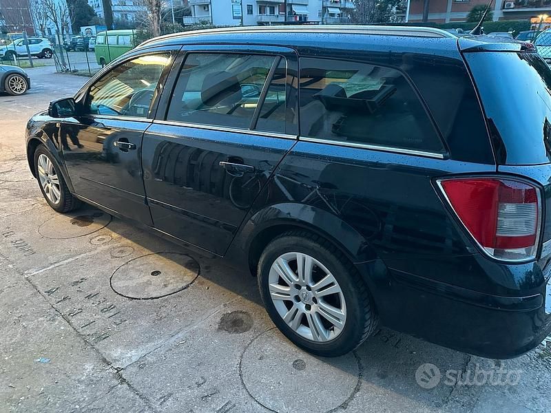 Usata Opel Astra 110 CV (80 kW) 2008 Nero Station wagon