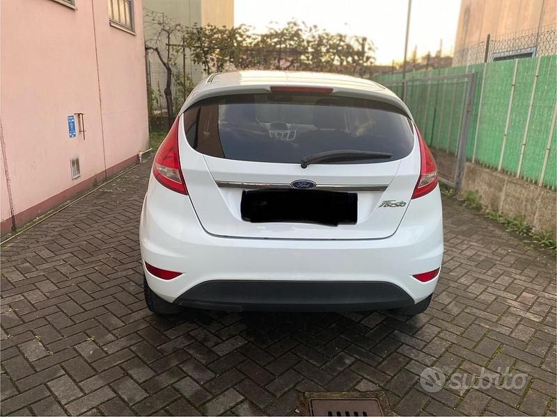 Usata Ford Fiesta Titanium 97 CV (71 kW) 2010 Bianco Berlina