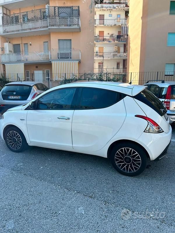 Usata Lancia Ypsilon 69 CV (50 kW) 2014 Bianco Utilitaria