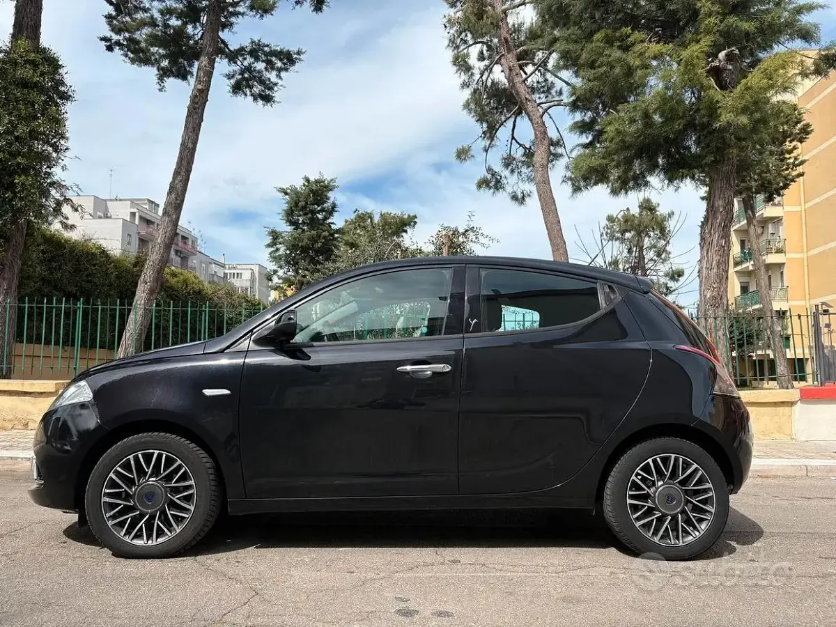 Usata Lancia Ypsilon 95 CV (69 kW) 2017 Nero Utilitaria