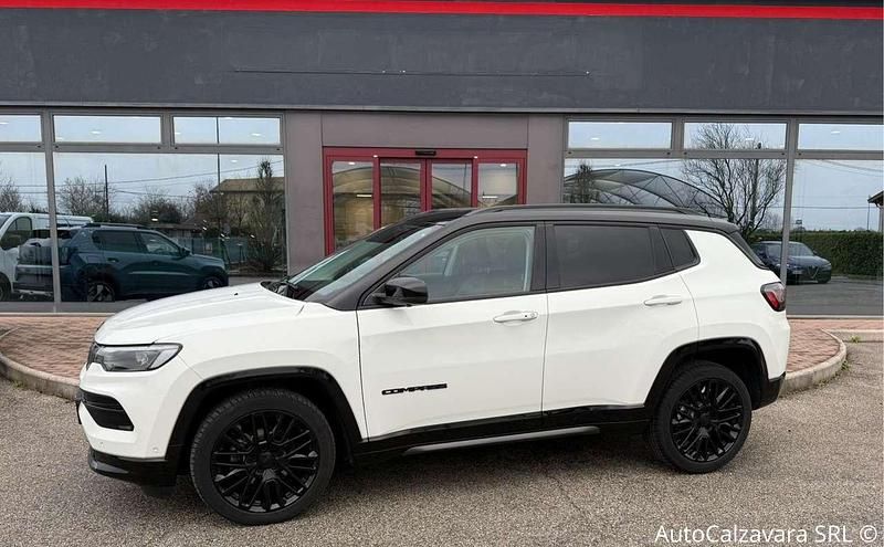 Usata Jeep Compass 131 CV (96 kW) 2024 Alpin white con tetto nero SUV