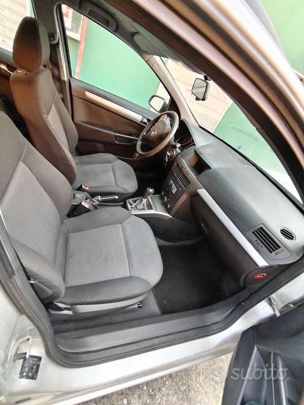 Usata Opel Astra 110 CV (80 kW) 2006 Grigio Station wagon