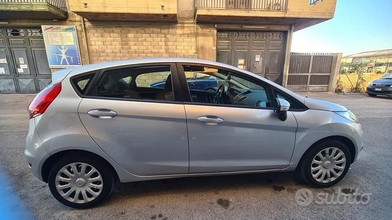 Usata Ford Fiesta Titanium 68 CV (50 kW) 2012 Grigio Utilitaria
