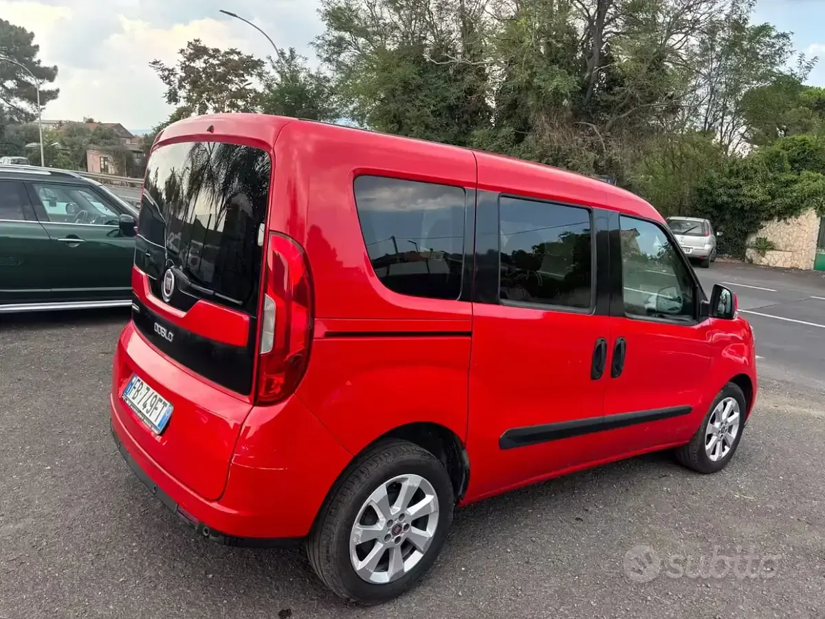 Usata Fiat Doblò Lounge 95 CV (69 kW) 2015 Rosso Monovolume