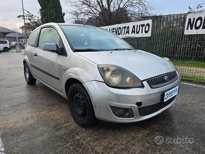 Grigio Usata 2006 Ford Fiesta Tre volumi | 700 € (Buon prezzo) - Immagine 1/4