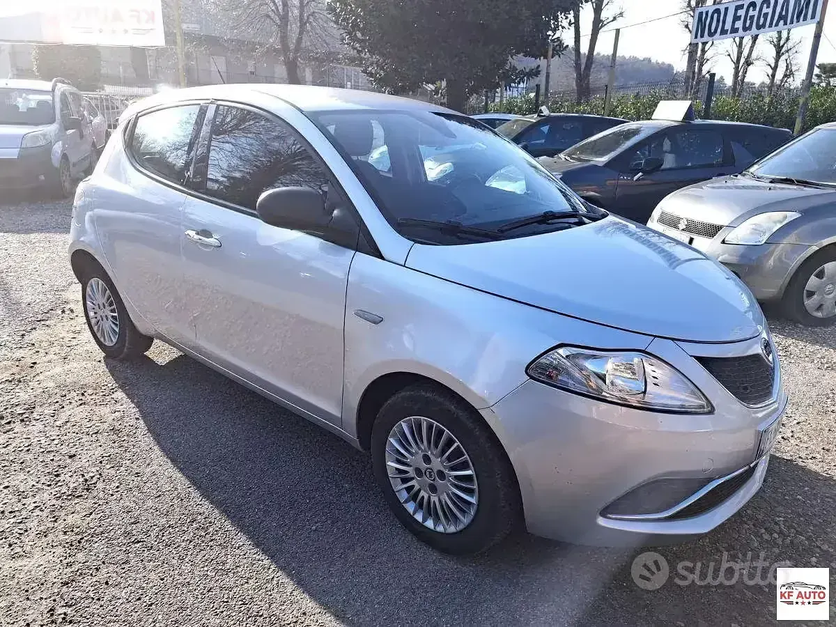 Usata Lancia Ypsilon Silver 69 CV (50 kW) 2017 Argento Utilitaria