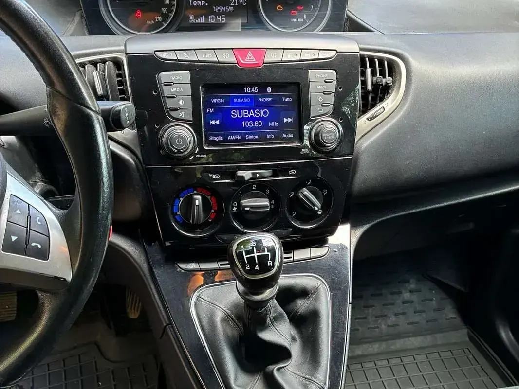 Usata Lancia Ypsilon Silver 69 CV (50 kW) 2017 Blu/azzurro Utilitaria