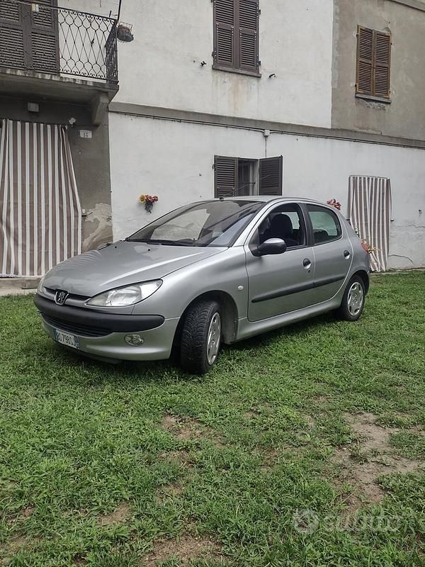 Grigio Usata 2001 Peugeot 206 Due volumi | 3000 € (Buon prezzo) - Immagine 1/4