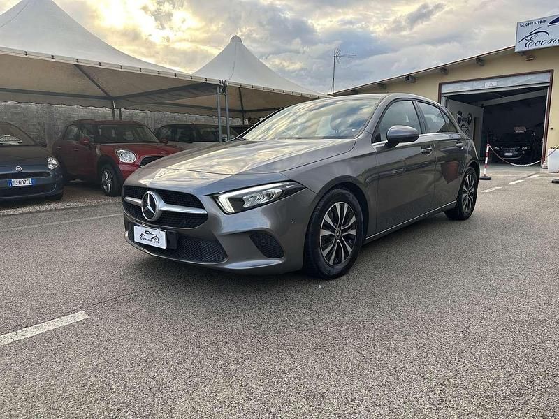 Grigio Usata 2021 Mercedes A180 Executive Tre volumi | 24.000 € (Buon prezzo) - Immagine 1/4
