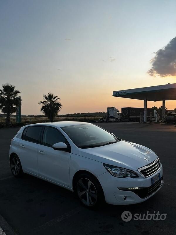 Bianco Usata 2015 Peugeot 308 Allure Tre volumi | 9990 € (Cara) - Immagine 1/4