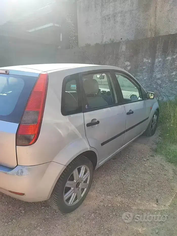 Usata Ford Fiesta Ghia 80 CV (58 kW) 2002 Grigio Utilitaria