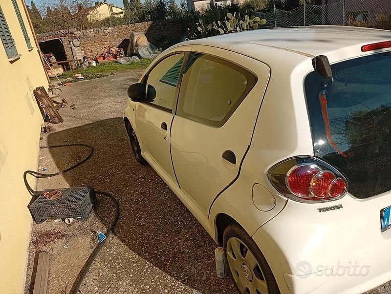 Usata Toyota Aygo 69 CV (50 kW) 2011 Bianco Utilitaria