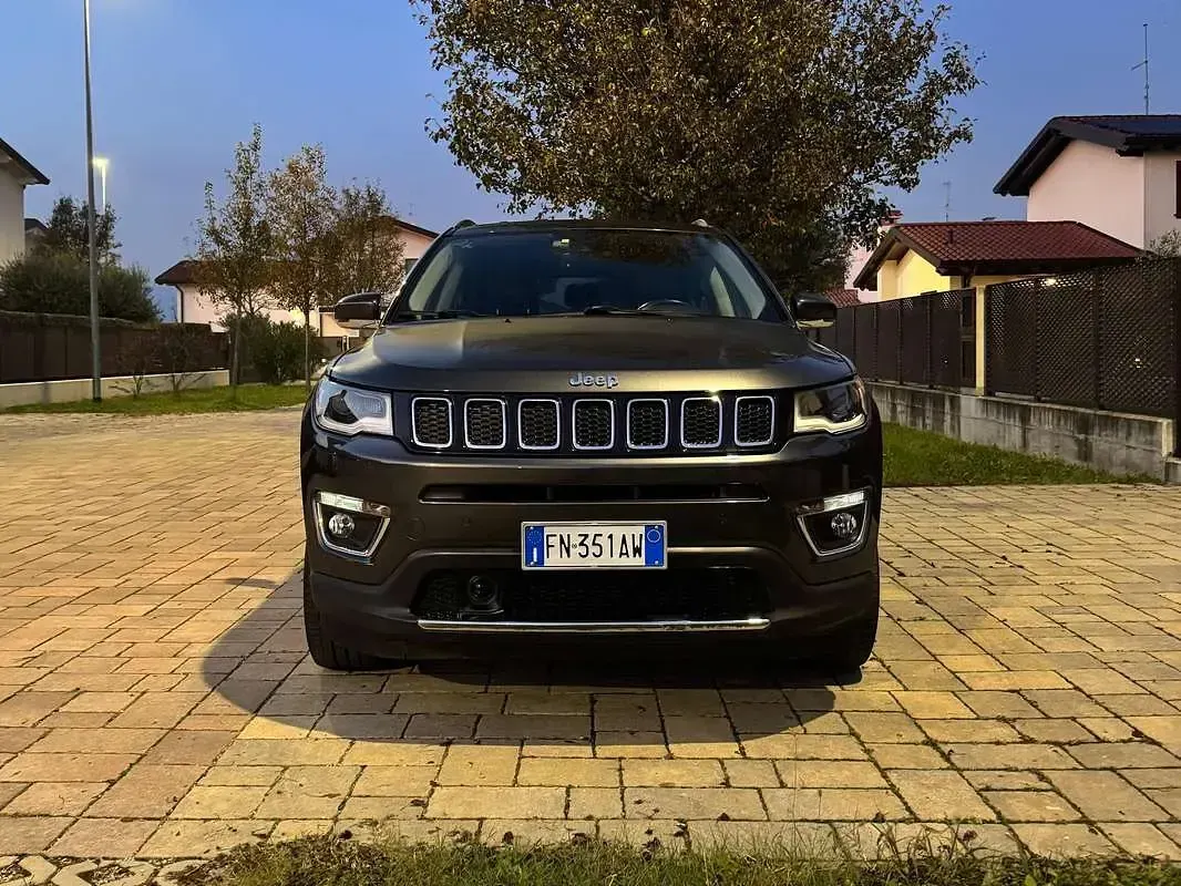 Usata Jeep Compass Limited 140 CV (102 kW) 2018 Grigio SUV