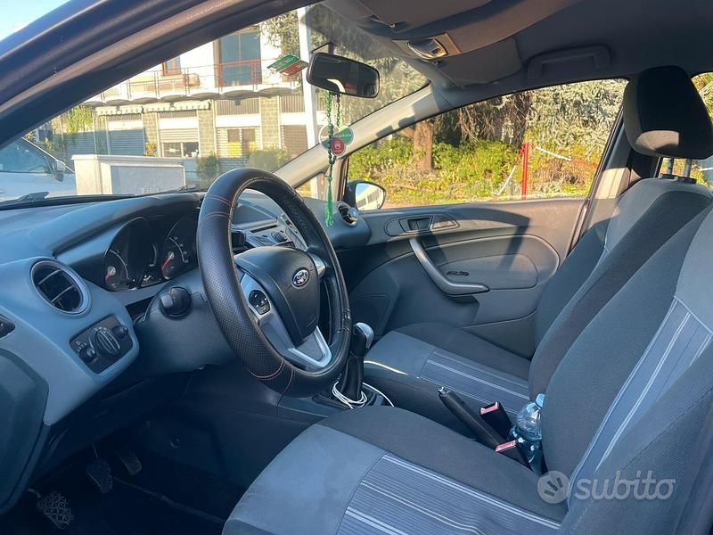 Usata Ford Fiesta 82 CV (60 kW) 2010 Grigio Utilitaria