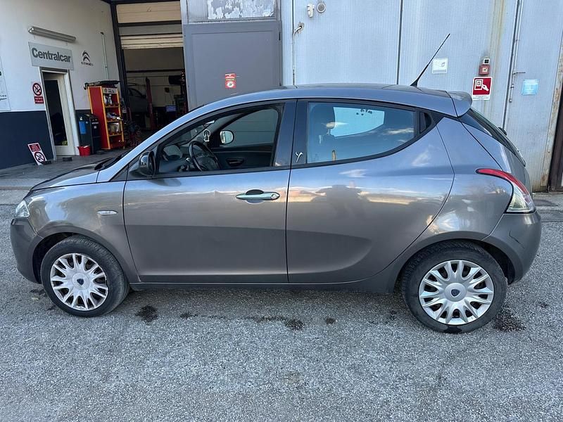 Usado Lancia Ypsilon Silver 95 HP (69 kW) 2012 Amarelo Citadino