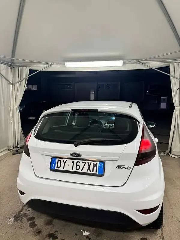 Usata Ford Fiesta 97 CV (71 kW) 2009 Bianco Berlina