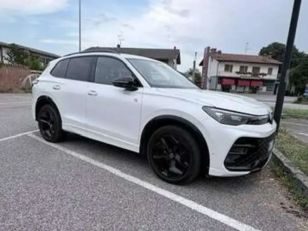 Usata VW Tiguan R-line 150 CV (110 kW) 2024 Bianco SUV