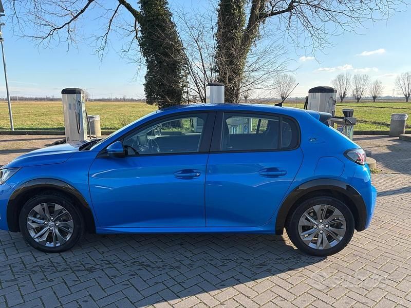 Usata Peugeot 208 Active 100 kW (136 CV) 2021 Blu Utilitaria