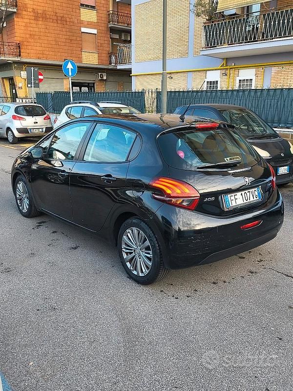 Usata Peugeot 208 2016 Nero Utilitaria