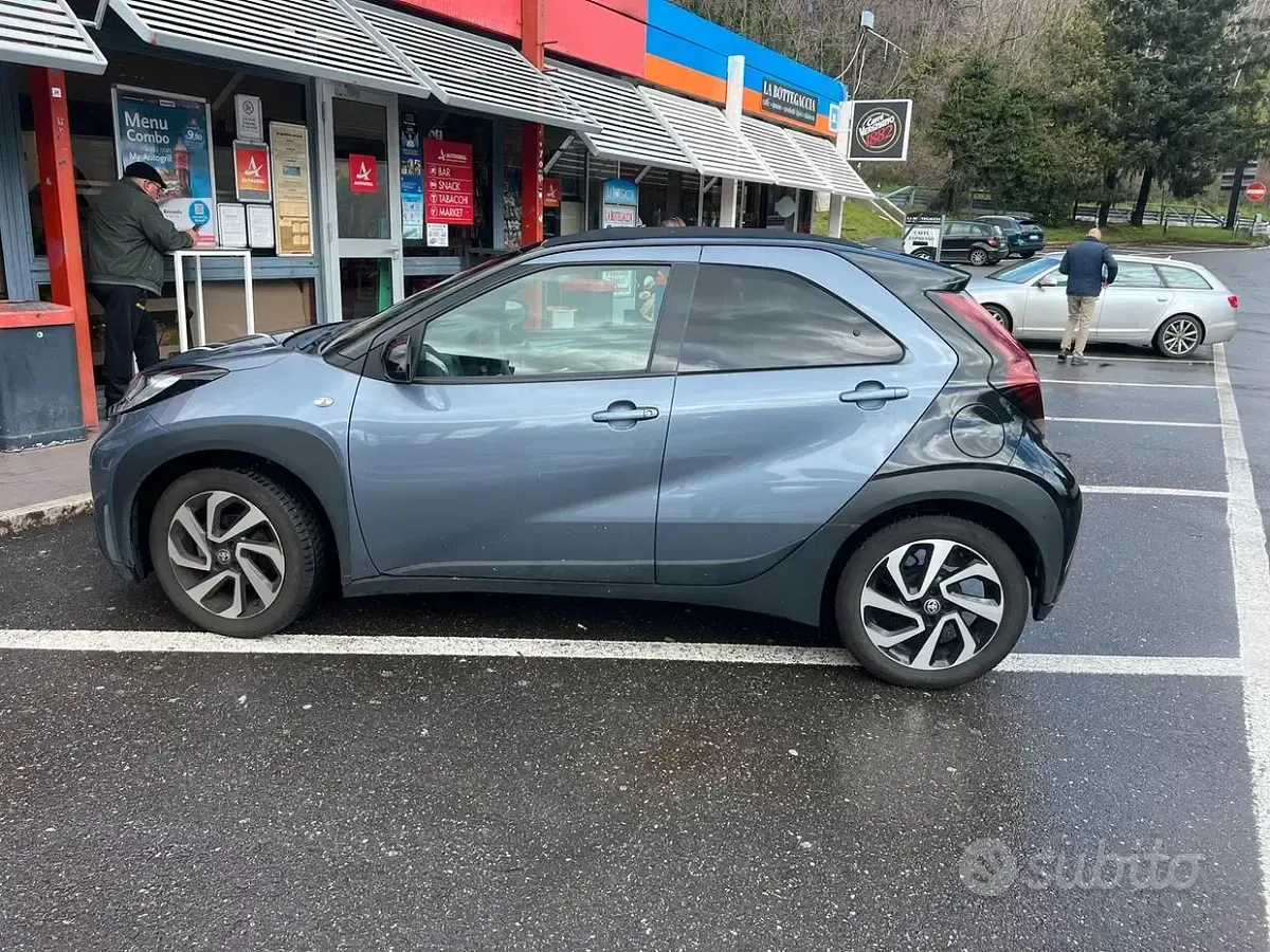 Usata Toyota Aygo X Trend 72 CV (52 kW) 2024 Grigio SUV