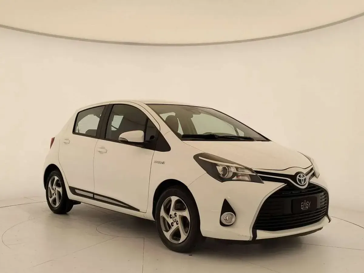 Usata Toyota Yaris Hybrid 73 CV (53 kW) 2015 Bianco Berlina