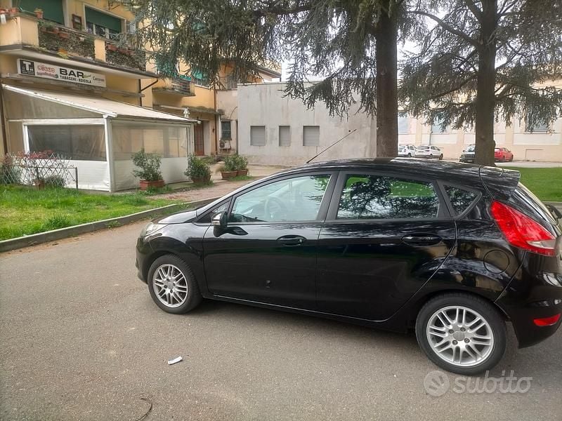 Nero Usata 2010 Ford Fiesta Due volumi | 3000 € (Ottimo prezzo) - Immagine 1/4