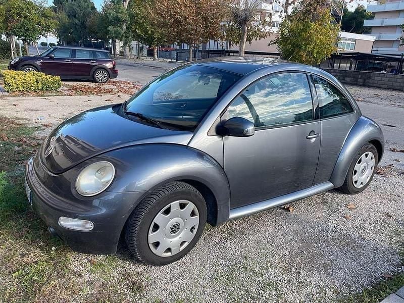 Usado VW New Beetle 102 CV (75 kW) 2005 Gris Utilitario