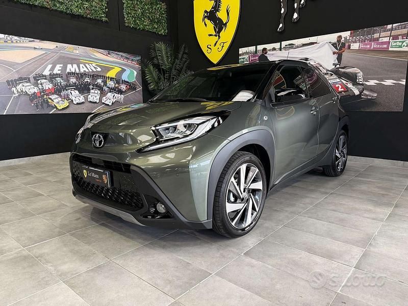 Terragon and black Usata 2024 Toyota Aygo X Lounge SUV | 18.990 € (Cara) - Immagine 1/4
