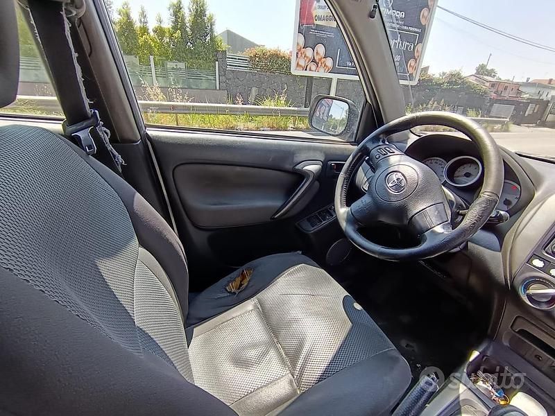 Usata Toyota RAV4 128 CV (94 kW) 2004 Grigio SUV