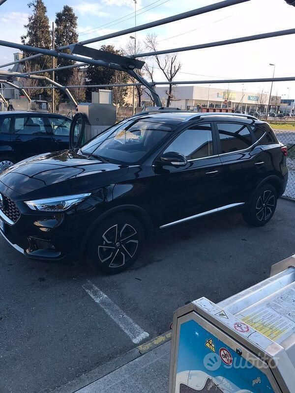 Nero Usata 2024 MG ZS Luxury Tre volumi | 17.500 € (Cara) - Immagine 1/4