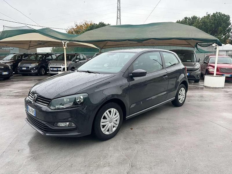 Grigio Usata 2015 VW Polo Trendline Tre volumi | 7500 € (Buon prezzo) - Immagine 1/4