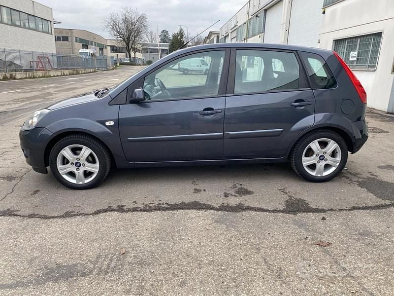 Usata Ford Fiesta 75 CV (55 kW) 2008 Grigio Utilitaria