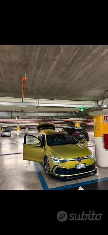 Usata VW Golf VIII R-line 150 CV (110 kW) 2020 Giallo Utilitaria