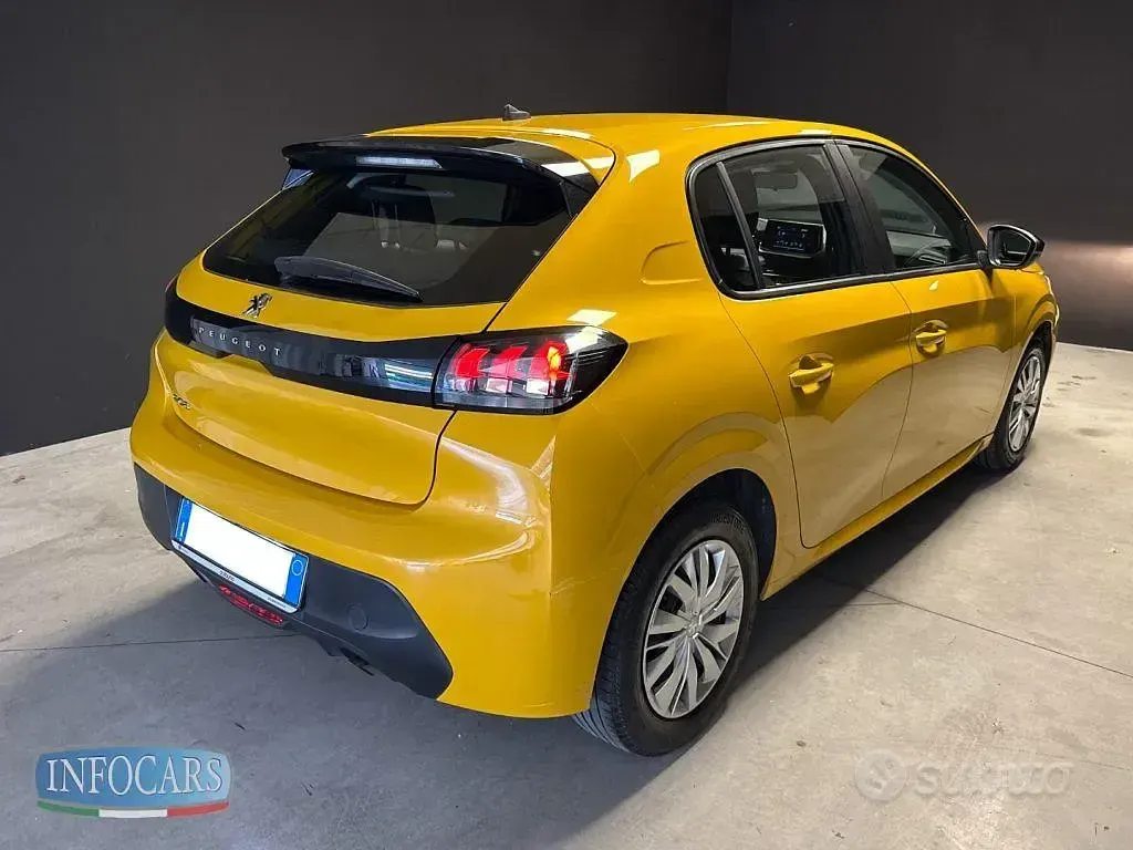 Usata Peugeot 208 Active 75 CV (55 kW) 2023 Giallo metallizzato Utilitaria
