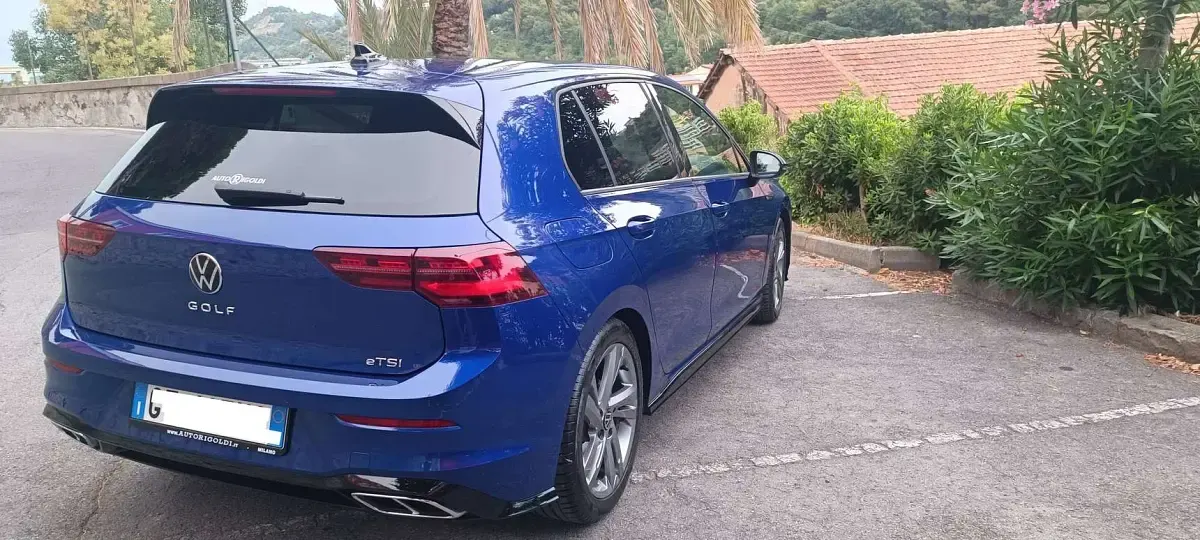 Usata VW Golf VIII R-line 150 CV (110 kW) 2024 Blu/azzurro Berlina