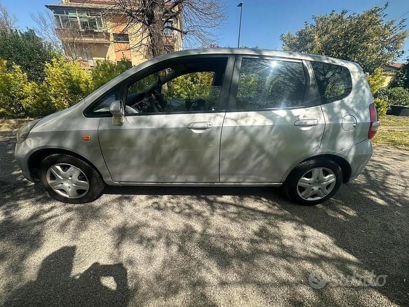 Usata Honda Jazz 78 CV (57 kW) 2002 Grigio Utilitaria
