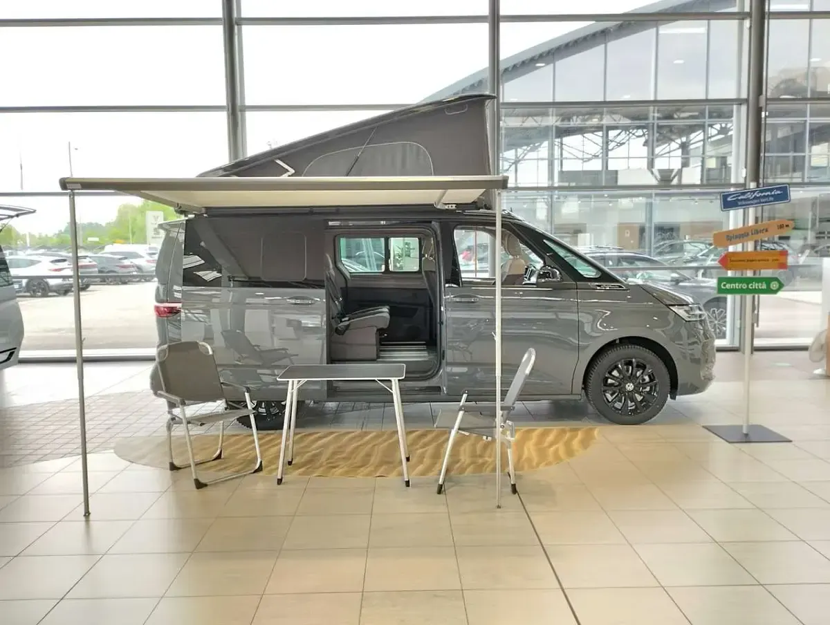 Nuova VW California Beach 150 CV (110 kW) 2026 Pure grey  tetto deep black Furgone