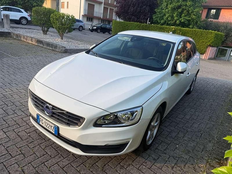 Usata Volvo V60 120 CV (88 kW) 2017 Bianco Station wagon