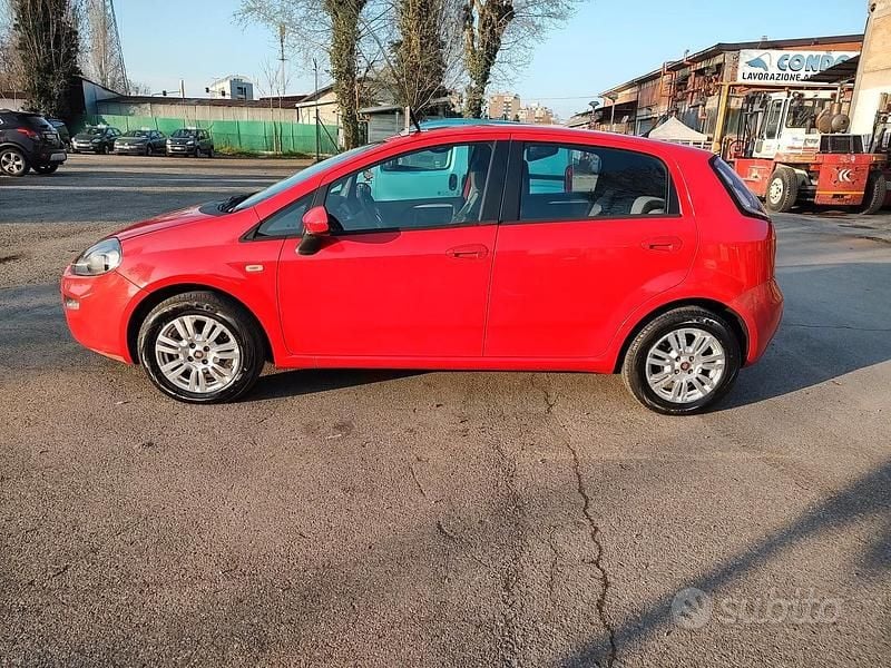 Usata Fiat Punto Easy 69 CV (50 kW) 2012 Rosso Utilitaria