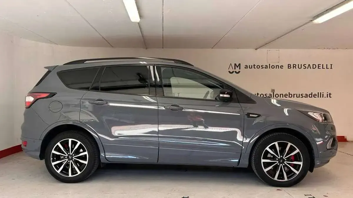 Usata Ford Kuga ST-Line 120 CV (88 kW) 2019 Grigio pastello SUV