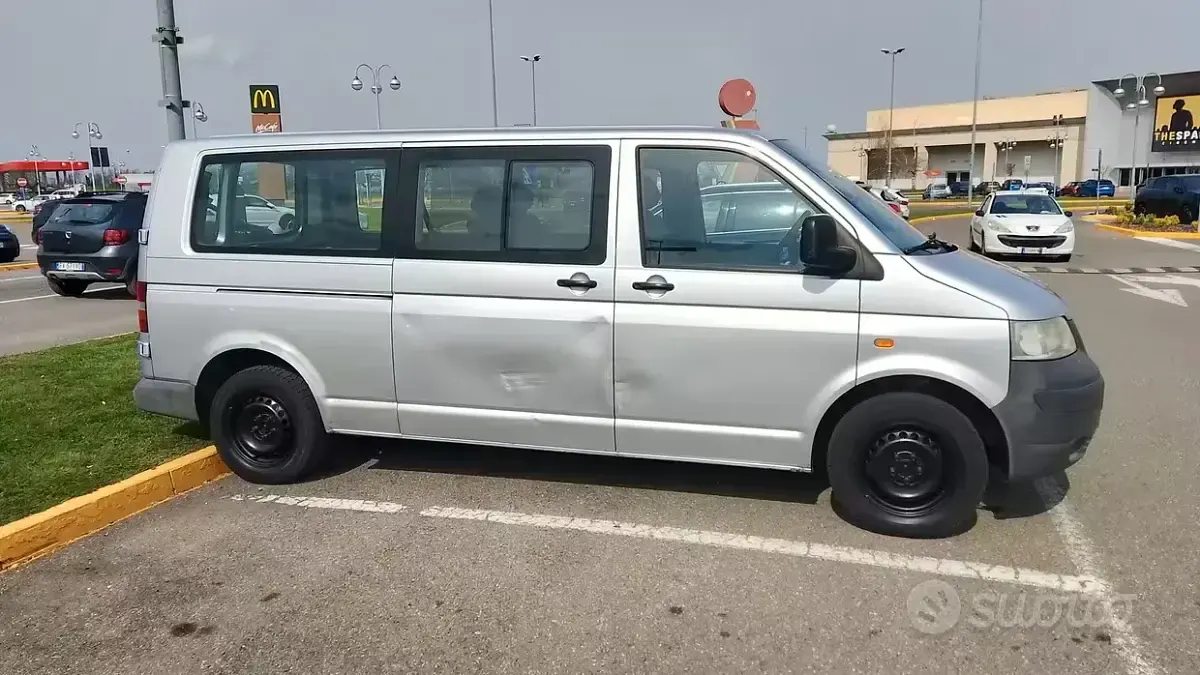 Usata VW Caravelle 131 CV (96 kW) 2006 Furgone