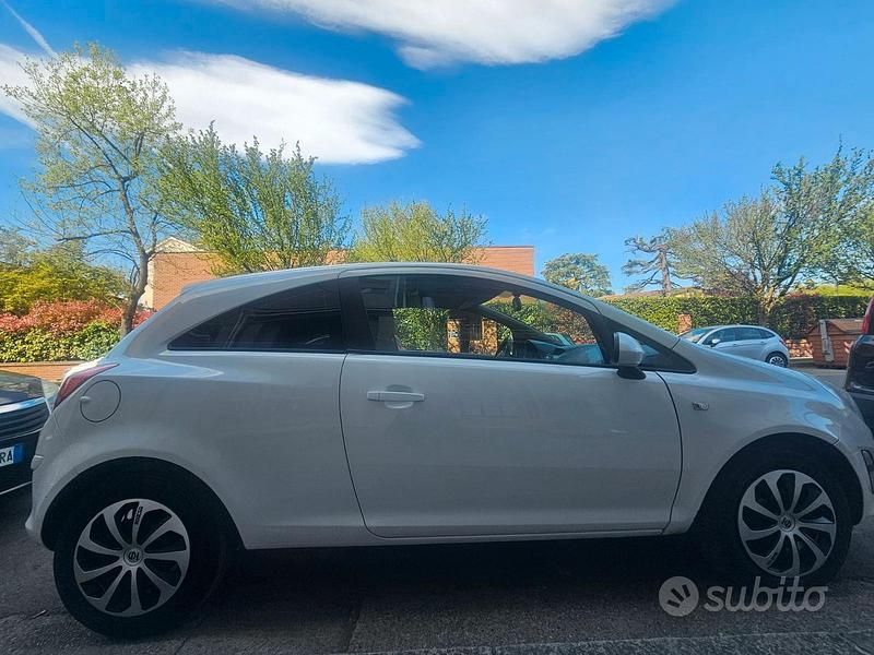 Usata Opel Corsa 65 CV (47 kW) 2014 Bianco Utilitaria