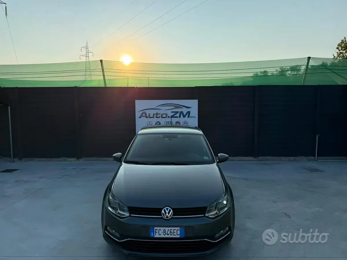 Usata VW Polo Trendline 75 CV (55 kW) 2015 Grigio Berlina