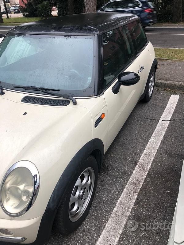 Begagnad Mini ONE 90 HK (66 kW) 2003 Halvkombi