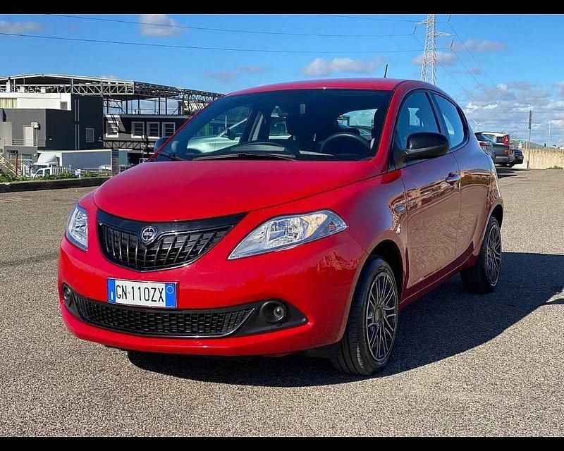 Usata Lancia Ypsilon Silver 70 CV (51 kW) 2023 Rosso Utilitaria