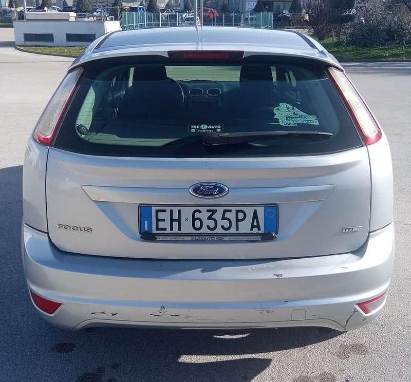 Usata Ford Focus Titanium 109 CV (80 kW) 2011 Argento Berlina